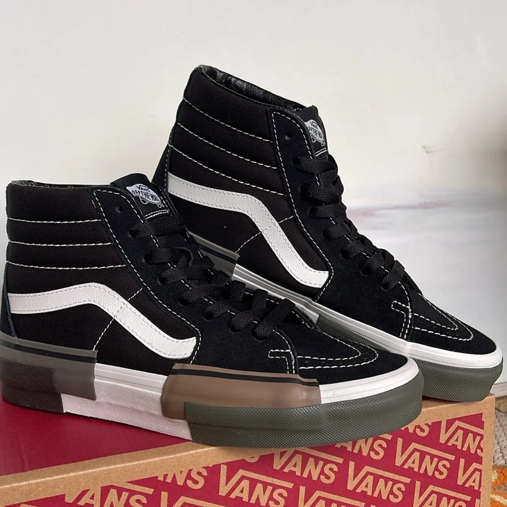 Vans WMNS Sk8-Hi Rearrange Utility Block Black
VN000CRMBLK
Sneakers - Picture 12 of 16
